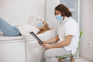 Ärztin im Gespräch mit einer Patientin