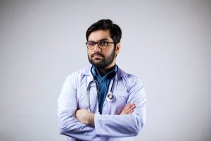 Hausarzt betreut Patientin freundlich